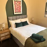Group Stay 4Br Sleeps 11 Near Ibrox Parking
