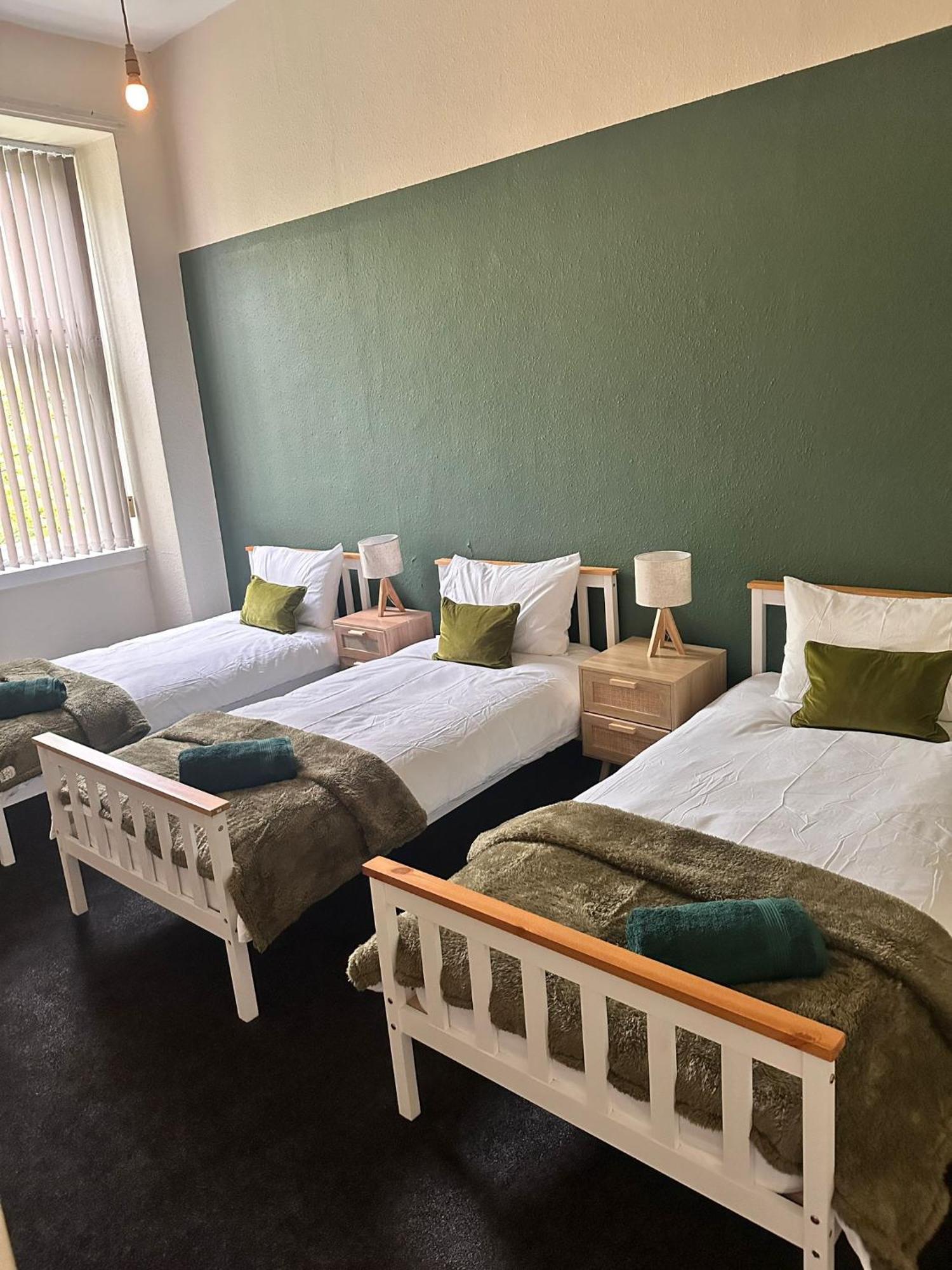 Group 4br Sleeps 11 Near Ibrox Parking Apartment