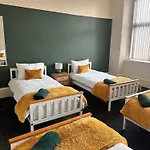 Group Stay 4Br Sleeps 11 Near Ibrox Parking