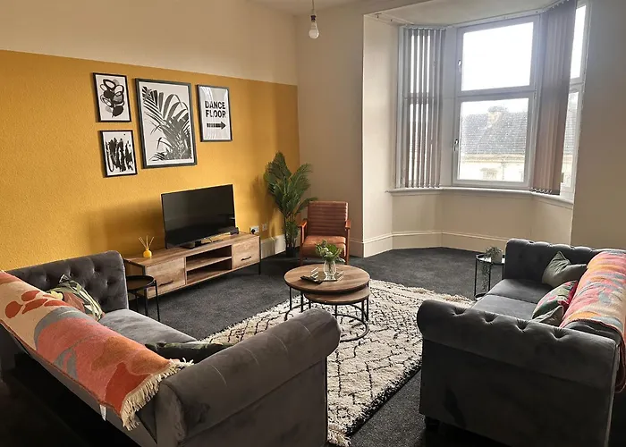 Group Stay 4Br Sleeps 11 Near Ibrox Parking