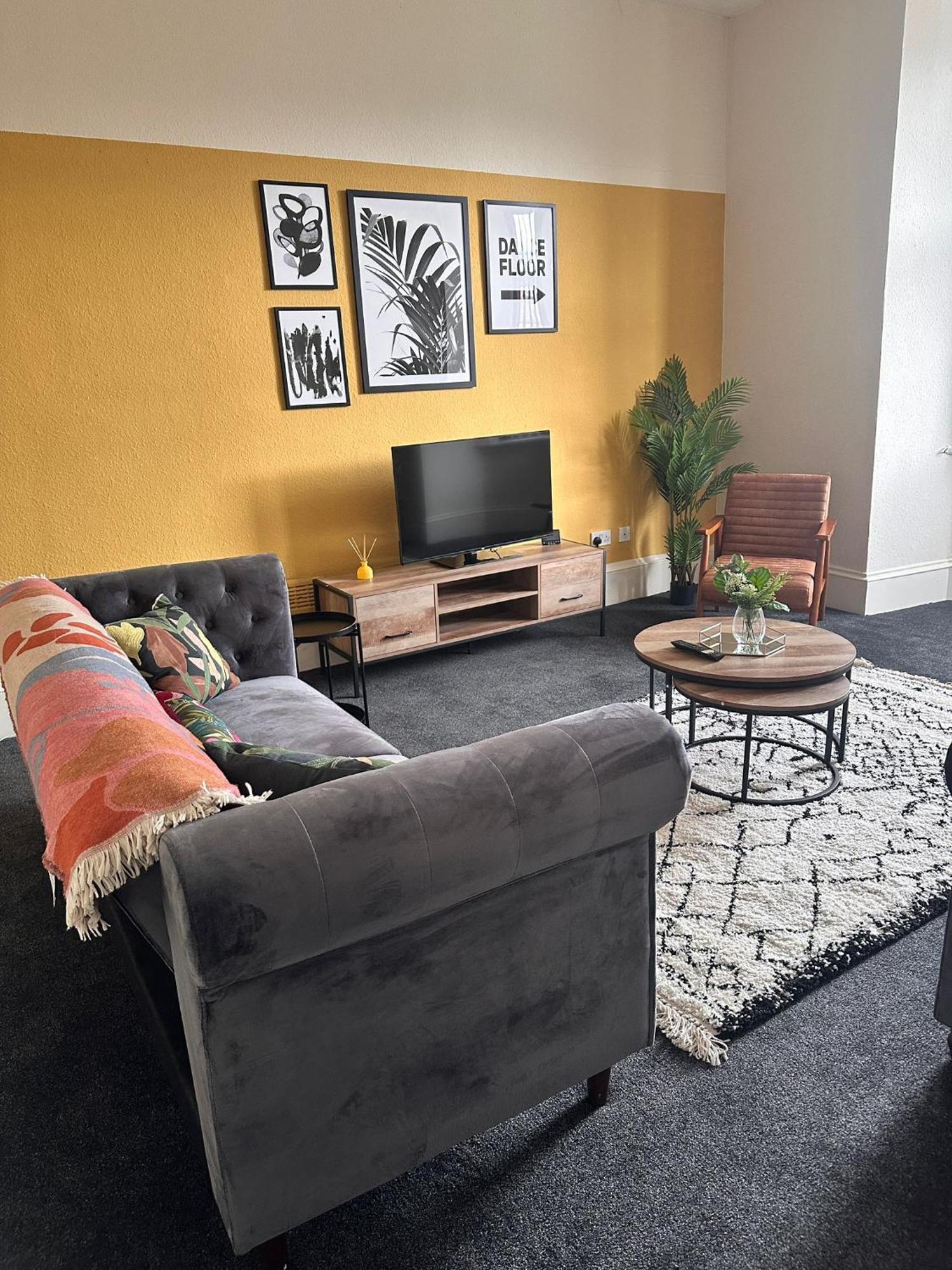 Group 4br Sleeps 11 Near Ibrox Parking Apartment