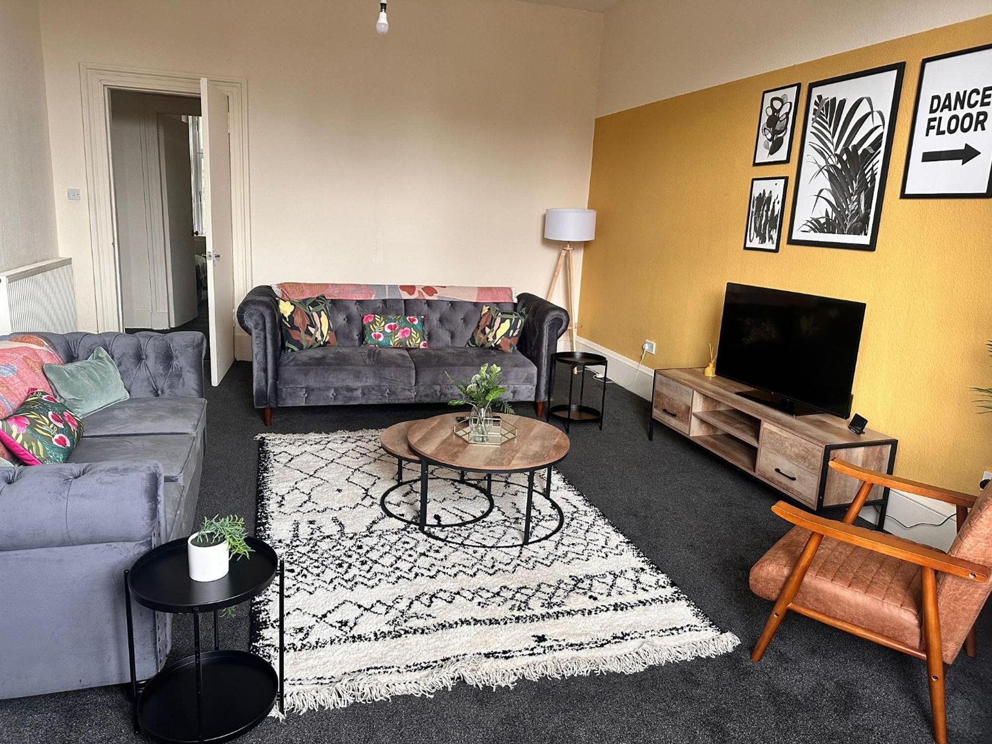 Apartment Group 4br Sleeps 11 Near Ibrox Parking *