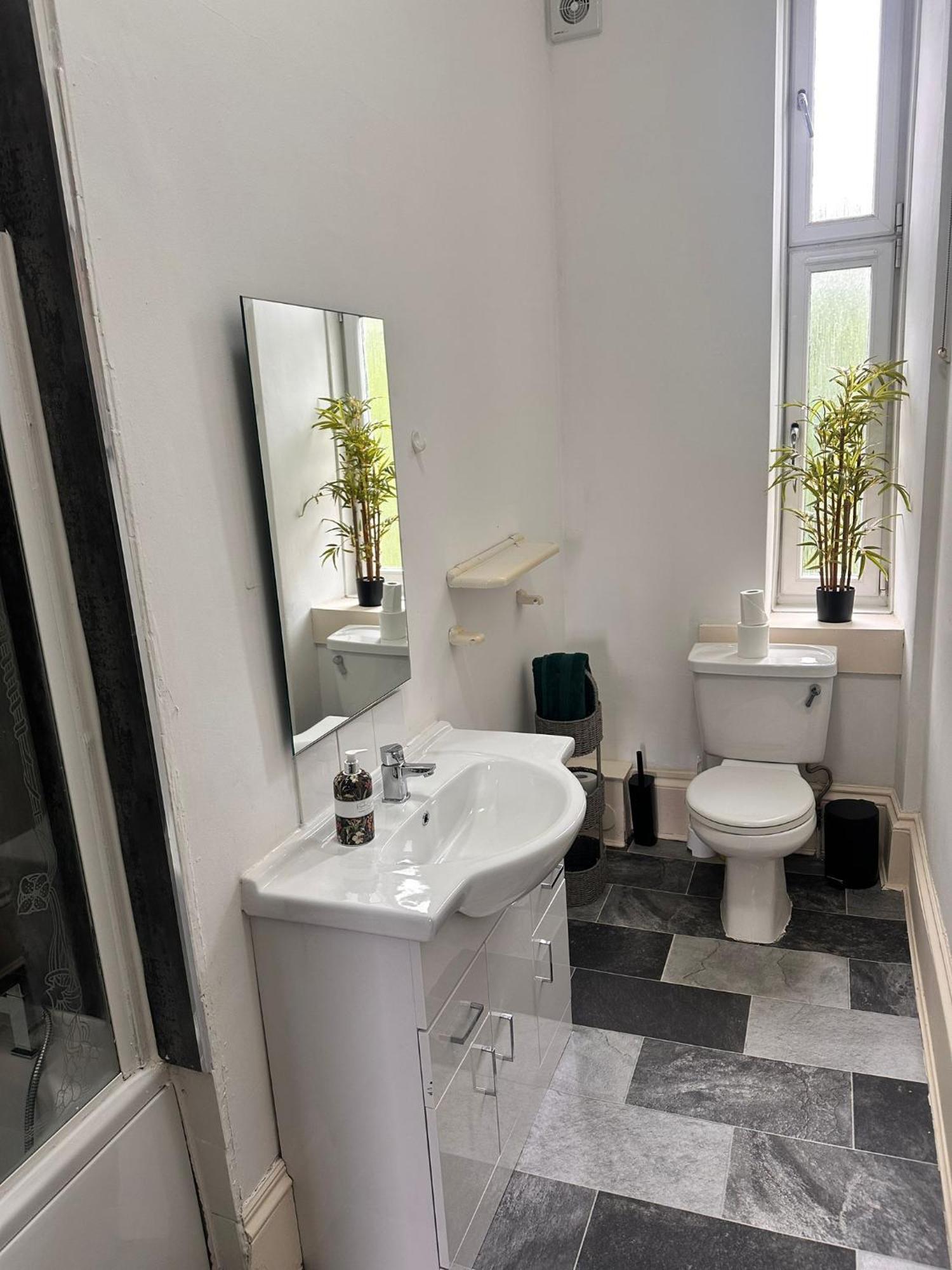 Group 4br Sleeps 11 Near Ibrox Parking Apartment Glasgow