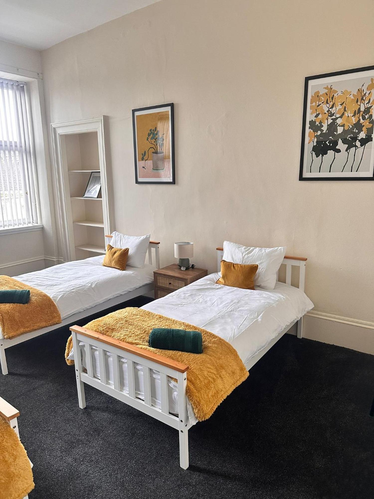 Group 4br Sleeps 11 Near Ibrox Parking *